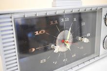 画像をギャラリービューアに読み込む, レイス シルバー ミッドセンチュリー レトロ 1957 オリンピック モデル ? AM真空管時計ラジオの音がすごい超レアなネオン光る時計！