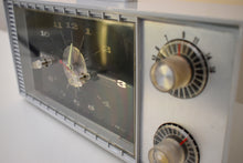 画像をギャラリービューアに読み込む, レイス シルバー ミッドセンチュリー レトロ 1957 オリンピック モデル ? AM真空管時計ラジオの音がすごい超レアなネオン光る時計！