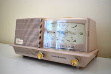 画像をギャラリービューアに読み込む, ダスティ ピンク 1958 ゼネラル エレクトリック モデル C421A 真空管 AM クロック ラジオ ニアミント!
