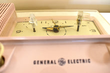 画像をギャラリービューアに読み込む, ダスティ ピンク 1958 ゼネラル エレクトリック モデル C421A 真空管 AM クロック ラジオ ニアミント!