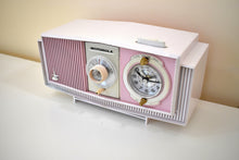 画像をギャラリービューアに読み込む, ピンクと白の喜びミッドセンチュリー 1963 モトローラ モデル C19B25 真空管 AM クロック ラジオ ソフト カラー コンボ!