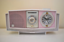 画像をギャラリービューアに読み込む, ピンクと白の喜びミッドセンチュリー 1963 モトローラ モデル C19B25 真空管 AM クロック ラジオ ソフト カラー コンボ!