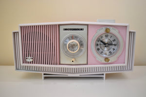ピンクと白の喜びミッドセンチュリー 1963 モトローラ モデル C19B25 真空管 AM クロック ラジオ ソフト カラー コンボ!