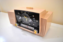 画像をギャラリービューアに読み込む, パステル ピンク 1957 ゼネラル エレクトリック モデル 913D 真空管 AM クロック ラジオ 素晴らしいプラスコンディション！