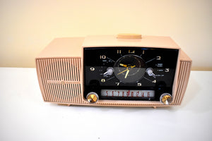 パステル ピンク 1957 ゼネラル エレクトリック モデル 913D 真空管 AM クロック ラジオ 素晴らしいプラスコンディション！