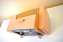 Charger l&#39;image dans la galerie, Pastel Pink 1957 General Electric Model 913D Vacuum Tube AM Clock Radio Excellent Plus Condition!
