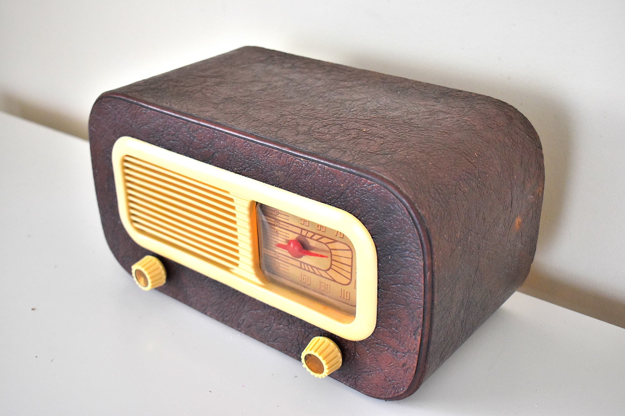 Leather Grain Covered Curved Wood 1948 Philco Model 48-206 Vacuum Tube AM Radio Sounds Great Beautiful Design!