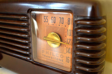 Load image into Gallery viewer, Art Deco Brown Bakelite Vintage 1949 Philco Transitone 49-500 AM Radio Popular Design Back In Its Day!