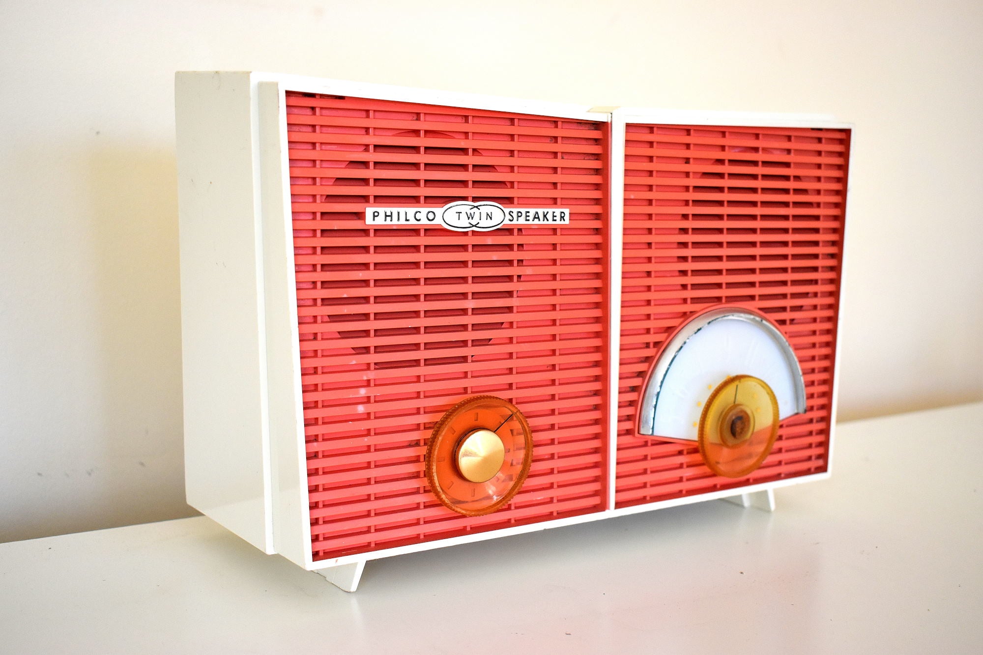 Coral and White Chevron Retro Jetsons Vintage 1957 Philco H836-124 AM Vacuum Tube Radio Excellent Condition!