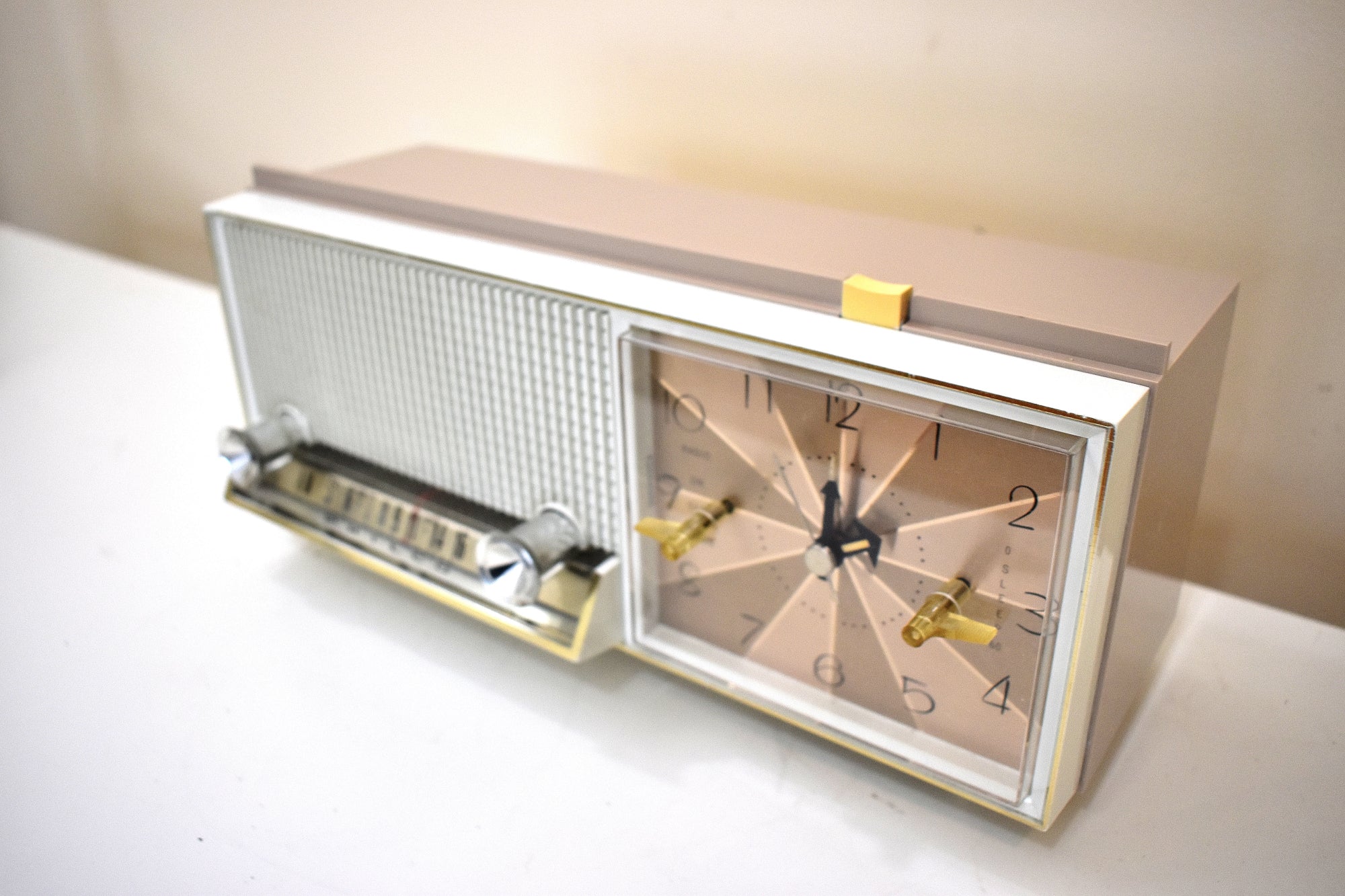 サンドストーン 1964 フィルコ モデル L785-124 AM 真空管ラジオのサウンドが素敵なドロップデッドミントコンディションです。