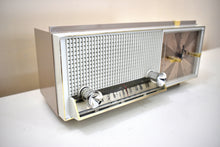 画像をギャラリービューアに読み込む, サンドストーン 1964 フィルコ モデル L785-124 AM 真空管ラジオのサウンドが素敵なドロップデッドミントコンディションです。