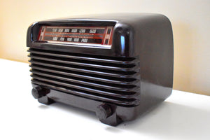 光沢のあるブラウン ベークライト ヴィンテージ 1941 Philco モデル PT-2 AM ラジオ 見た目も音もダンディです。