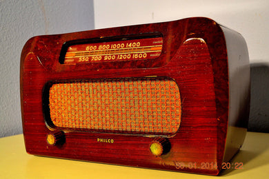 売れました！ - 2014 年 4 月 11 日 - 美しい無垢材のレトロなアールデコ調 40 年代後半 Philco 46-421 真空管ラジオは動作します。