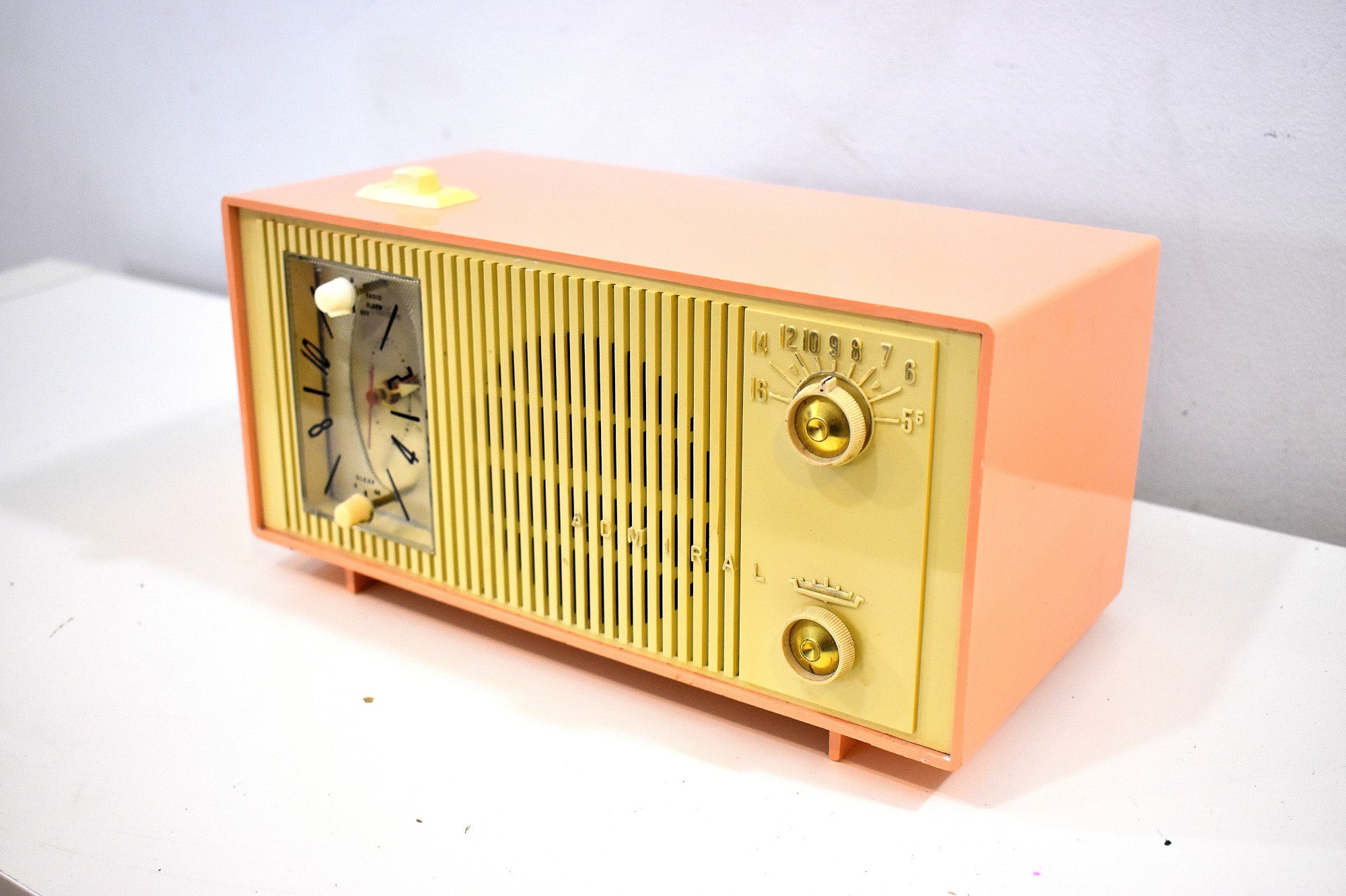 Bluetooth 準備完了 - ピーチ クリーム 1959 アドミラル モデル Y865C 真空管 AM ラジオのサウンドは素晴らしいです。素晴らしく見える！