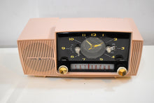 画像をギャラリービューアに読み込む, パステル ピンク 1957 ゼネラル エレクトリック モデル 913D 真空管 AM クロック ラジオ 本物の Looker ほぼ新品状態!