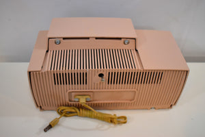 パステル ピンク 1957 ゼネラル エレクトリック モデル 913D 真空管 AM クロック ラジオ 本物の Looker ほぼ新品状態!