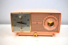 画像をギャラリービューアに読み込む, シフォン ピンク ヴィンテージ 1959 ゼネラル エレクトリック モデル C437A 真空管 AM 時計 ラジオ シュークリーム！