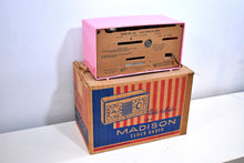 画像をギャラリービューアに読み込む, 世界で最も希少なラジオ NOS ピンク マディソン 1948 モデル 940 AM チューブ クロック ラジオ ホーリー スモークをご覧ください。
