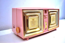 Charger l&#39;image dans la galerie, Real Light Show Pink Gold 1959 Bulova Model 330 AM Vacuum Tube Radio Rare Model Put On Your Shades!