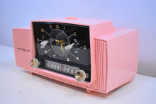 Charger l&#39;image dans la galerie, Princess Pink Mid Century 1959 General Electric Model 915 Vacuum Tube AM Clock Radio Beauty Sounds Fantastic!