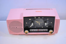 Charger l&#39;image dans la galerie, Princess Pink Mid Century 1959 General Electric Model 915 Vacuum Tube AM Clock Radio Beauty Sounds Fantastic!