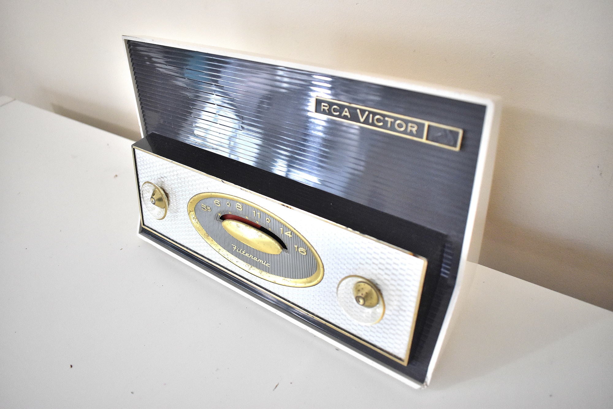 Bluetooth 準備完了 - チャコールとホワイト 1962 RCA Victor モデル 1