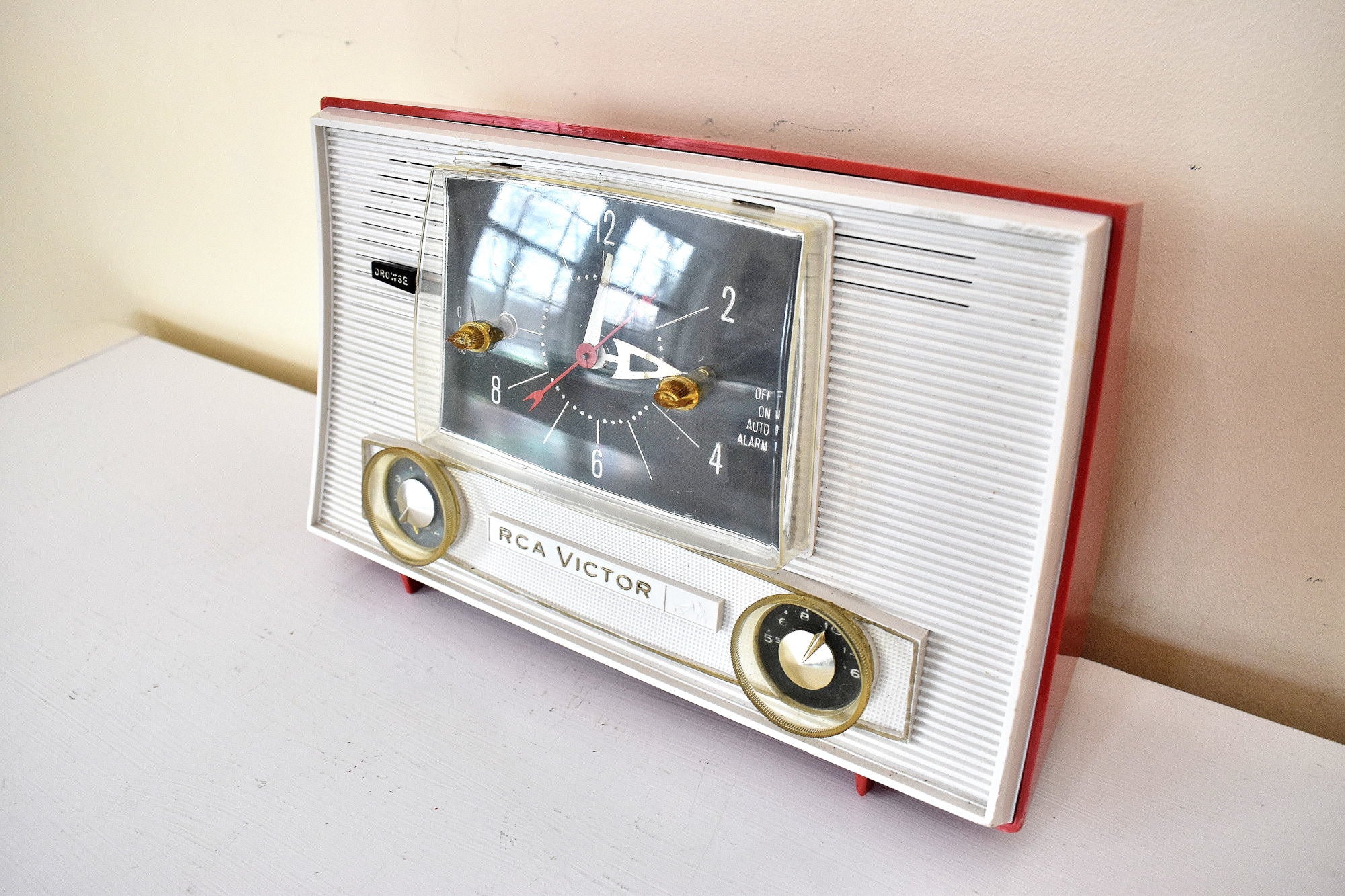 Cardinal Red and White 1962 RCA Victor Model 1-RD-53 AM Vacuum Tube Clock Radio Sleek!