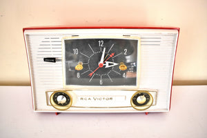 Cardinal Red and White 1962 RCA Victor Model 1-RD-53 AM Vacuum Tube Clock Radio Sleek!