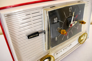 Cardinal Red and White 1962 RCA Victor Model 1-RD-53 AM Vacuum Tube Clock Radio Sleek!