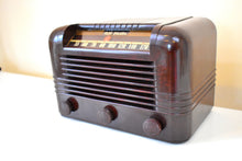 Charger l&#39;image dans la galerie, Magnificent Brown Bakelite 1940 RCA Victor Model 15X Vacuum Tube AM Radio Boom Box!