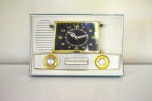 Charger l&#39;image dans la galerie, Turquoise and White Vintage 1957 RCA 1-RD-65 AM Vacuum Tube Radio Works Great Excellent Condition Sounds Fantastic!
