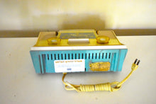 Charger l&#39;image dans la galerie, Turquoise and White Vintage 1957 RCA 1-RD-65 AM Vacuum Tube Radio Works Great Excellent Condition Sounds Fantastic!