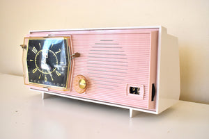 カーネーション ピンク 1960 RCA Victor Model C-2FE "The Timeflair" クロック ラジオ 良好な動作状態は非常に MCM に見えます。