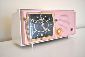カーネーション ピンク 1960 RCA Victor Model C-2FE "The Timeflair" クロック ラジオ 良好な動作状態は非常に MCM に見えます。