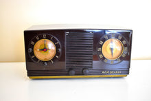 Charger l&#39;image dans la galerie, Chocolate Brown Beauty Vintage 1952 RCA Victor 2-C-521 Clock Radio Vacuum Tube AM Clock Radio Solid Player Understated Elegance!
