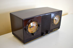 チョコレートブラウン ビューティー ヴィンテージ 1952 RCA Victor 2-C-521 クロック ラジオ 真空管 AM クロック ラジオ ソリッド プレーヤー 控えめなエレガンス！