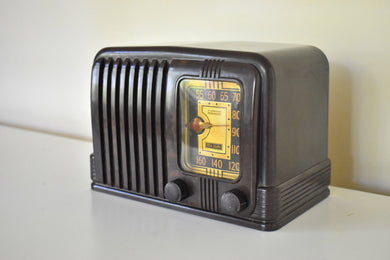 Walnut Brown Bakelite 1939 RCA Victor Model 45-X-11 AM Vacuum Tube Radio Great Sounding Pretty Classic Looking Cabinet Design!