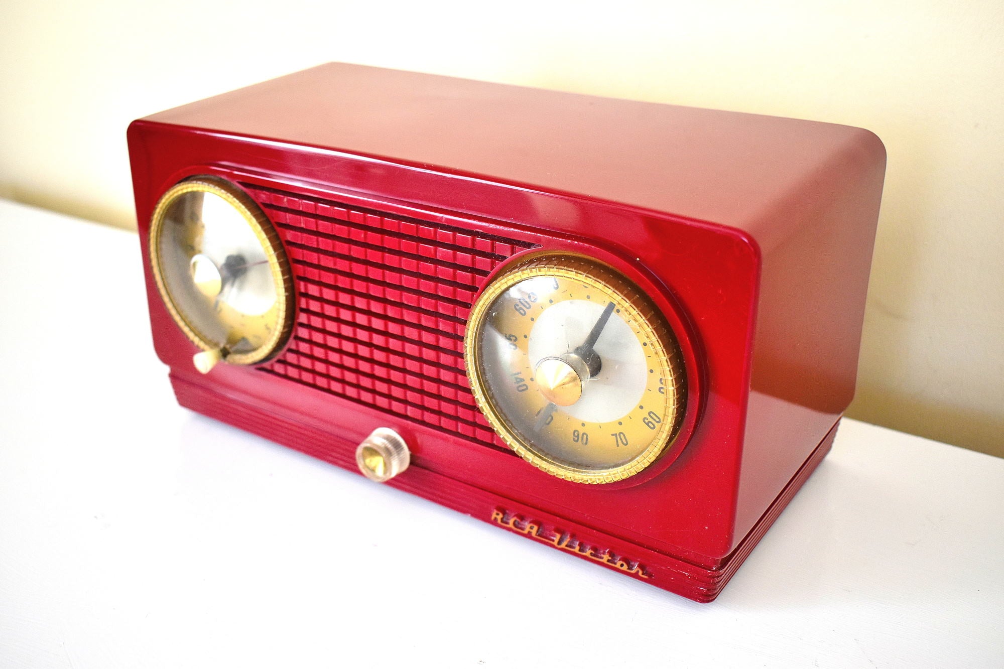キャンディアップルレッド 1954 RCA Victor Model 4-C-534 AM 真空管ラジオのサウンドは素晴らしいです。非常に良い状態！