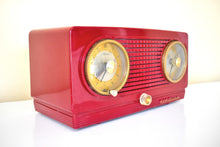 Charger l&#39;image dans la galerie, Candy Apple Red 1954 RCA Victor Model 4-C-534 AM Vacuum Tube Radio Sounds Great! Excellent Condition!