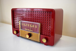 クランベリーレッド 1955 RCA Victor Model 5X-564 AM 真空管ラジオ 素晴らしいサウンド、素晴らしい状態です。