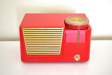 画像をギャラリービューアに読み込む, ファイアストーム レッド 1955 RCA Victor Model 6-X-8B &quot;The Wilshire&quot; 真空管 AM クロック ラジオ レア カラー サウンド 素晴らしい!