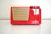 画像をギャラリービューアに読み込む, ファイアストーム レッド 1955 RCA Victor Model 6-X-8B &quot;The Wilshire&quot; 真空管 AM クロック ラジオ レア カラー サウンド 素晴らしい!