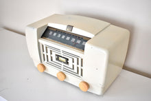 Charger l&#39;image dans la galerie, Carrara Ivory Bakelite 1947 RCA Victor Model 66X12 Vacuum Tube AM Radio Sounds Great! Loud and Clear Sounding!