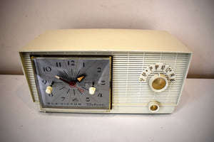 ラスターアイボリー 1955 RCA Victor Model 7-C-6N クロックラジオ 作業性と体調に優れています。