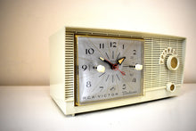Charger l&#39;image dans la galerie, Luster Ivory 1955 RCA Victor Model 7-C-6N Clock Radio Excellent Working and Physical Condition!