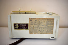 画像をギャラリービューアに読み込む, ラスターアイボリー 1955 RCA Victor Model 7-C-6N クロックラジオ 作業性と体調に優れています。