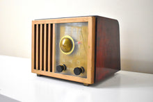 Charger l&#39;image dans la galerie, Chestnut Wood Grain Finished 1947 RCA Victor Model 75X11 AM Brown Bakelite Vacuum Tube Radio Classic and Classy! Great Sounding!