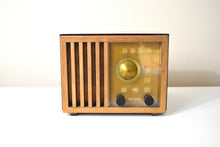 Charger l&#39;image dans la galerie, Chestnut Wood Grain Finished 1947 RCA Victor Model 75X11 AM Brown Bakelite Vacuum Tube Radio Classic and Classy! Great Sounding!