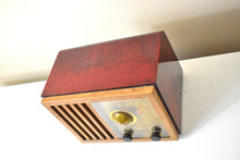 Charger l&#39;image dans la galerie, Chestnut Wood Grain Finished 1947 RCA Victor Model 75X11 AM Brown Bakelite Vacuum Tube Radio Classic and Classy! Great Sounding!