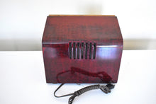 Charger l&#39;image dans la galerie, Chestnut Wood Grain Finished 1947 RCA Victor Model 75X11 AM Brown Bakelite Vacuum Tube Radio Classic and Classy! Great Sounding!